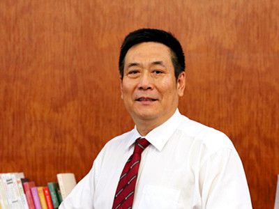 畢國軍：教育學博士、深圳市名校長