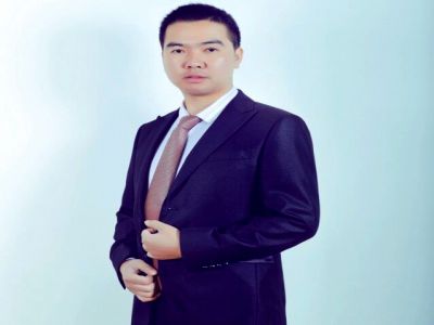 張敬波：學(xué)生發(fā)展中心主任，高級教師，重慶市優(yōu)秀德育工作者，重慶市培訓(xùn)師，長壽區(qū)小學(xué)語文骨干教師，榮獲長壽區(qū)小學(xué)語文優(yōu)質(zhì)課一等獎多次