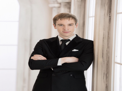 Joe Lubojanski , 畢業(yè)于英國西部大學(xué)，獲得商業(yè)研究和經(jīng)濟(jì)學(xué)學(xué)士學(xué)位。后畢業(yè)于諾丁漢大學(xué)，獲得教育研究生證書和教育管理碩士學(xué)位。在留學(xué)部擔(dān)任經(jīng)濟(jì)學(xué)和英語老師。在重慶任教7年。曾擁有高級教師和學(xué)術(shù)主任等職務(wù)。喜歡運(yùn)動(dòng)和環(huán)游世界。