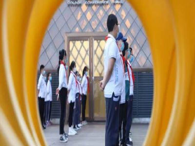 一米之外—— 隔離病毒，不隔離愛