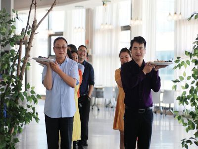 豪華的送餐隊伍，這絕對是個驚喜！