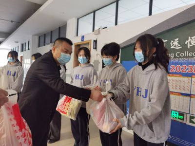 心系留校學生，情暖長壽湖畔——區(qū)教委領(lǐng)導慰問我校疫情期間周末留校學生